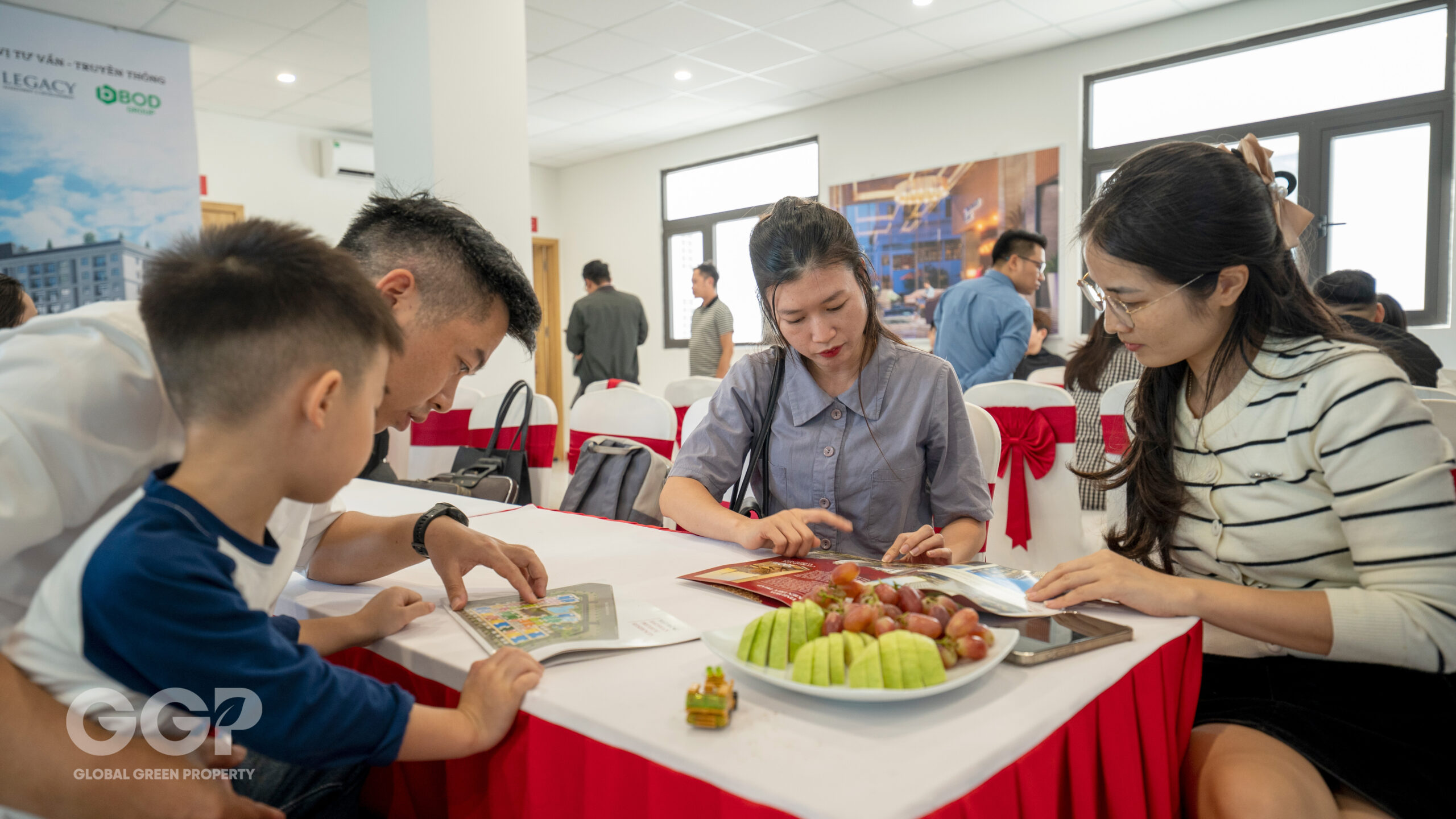 Khách hàng lựa chọn căn hộ Hausman Premium Residences tại Mini Event.